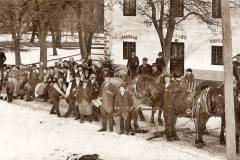 Maibaumtransport etwa um 1940 - War scheinbar auch ein langer Winter. Fotostandort: Ottnang zwischen Gemeindeamt und Volksschule