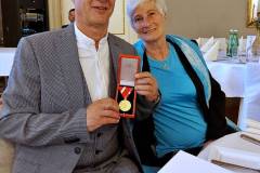 Der allseits bekannte und beliebte Fellner Pepi aus Holzham, hier mit seiner Fau Maria, hat von LH Stelzer die goldene Medaille für Verdienste um die Rep. Österreich verliehen bekommen