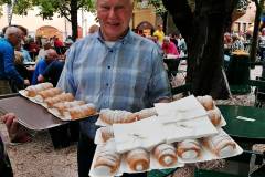 Stammtischrunde vom Wirt in der Au im Müllnerbräu Salzburg. Karl Kronlachner spendiert traditionsgemäß eine Runde Schaumrollen.