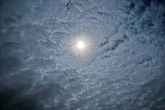 Eigenartige Wolken und Vollmond