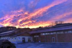 Feuriger Abendhimmel - Untergehende Sonne beleuchtet Wolken