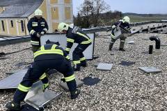 Feuerwehreinsatz am neuen Wohnblock - Teile der Photovoltaik-Anlage, wurden vom Sturm aus den Halterungen vom Dach gerissen
