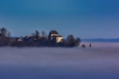 Schloss Wolfsegg als Insel im Nebelmeer