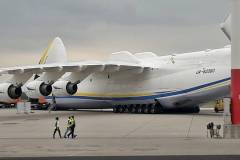 Andenken an die Antonov 225 - Sie wurde Ende Feb. 2022 bei einem Luftangriff auf den Werkshangar bei Kiew (Ukraine) zerstört. Das größte Frachtflugzeug der Welt war auch oft in Linz.