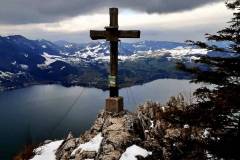 Gipfelkreuz am Kl. Schönberg, mit Blick auf Traunsee