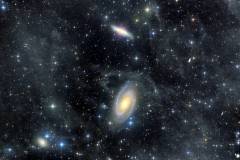 Ein Blick in den dunklen Nachthimmel mit freiem Auge nicht sichtbare Objekte. Galaxien M81 und M82 - 12 Mio. Lichtjahre entfernt. Fast 15 Stunden Belichtungszeit.