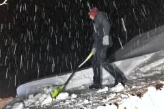 Das Dach vom Schnee befreien
