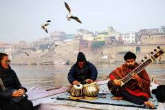 Touristenboot am Ganges mit indischer Livemusik