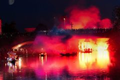 Die Traun in Flammen bei Stadl-Paura