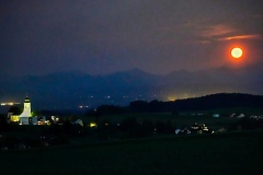 "Erdbeermond" über Ottnang