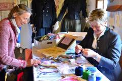 Romana Mairinger zeigt hier am Stehrerhof ihre handwerklich kunstvoll gemachten Zwirnknöpfe