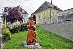 Die Stepanus Statue, beim Ottnang Pfarrzentrum - Geschaffen von Walter Schneider